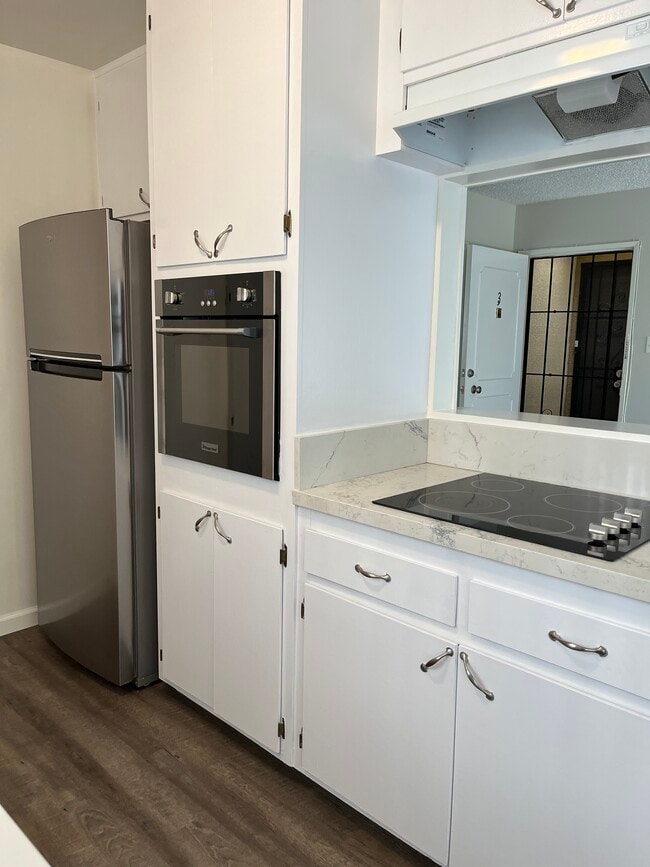 Kitchen fridge/oven/stovetop view - Dondur One