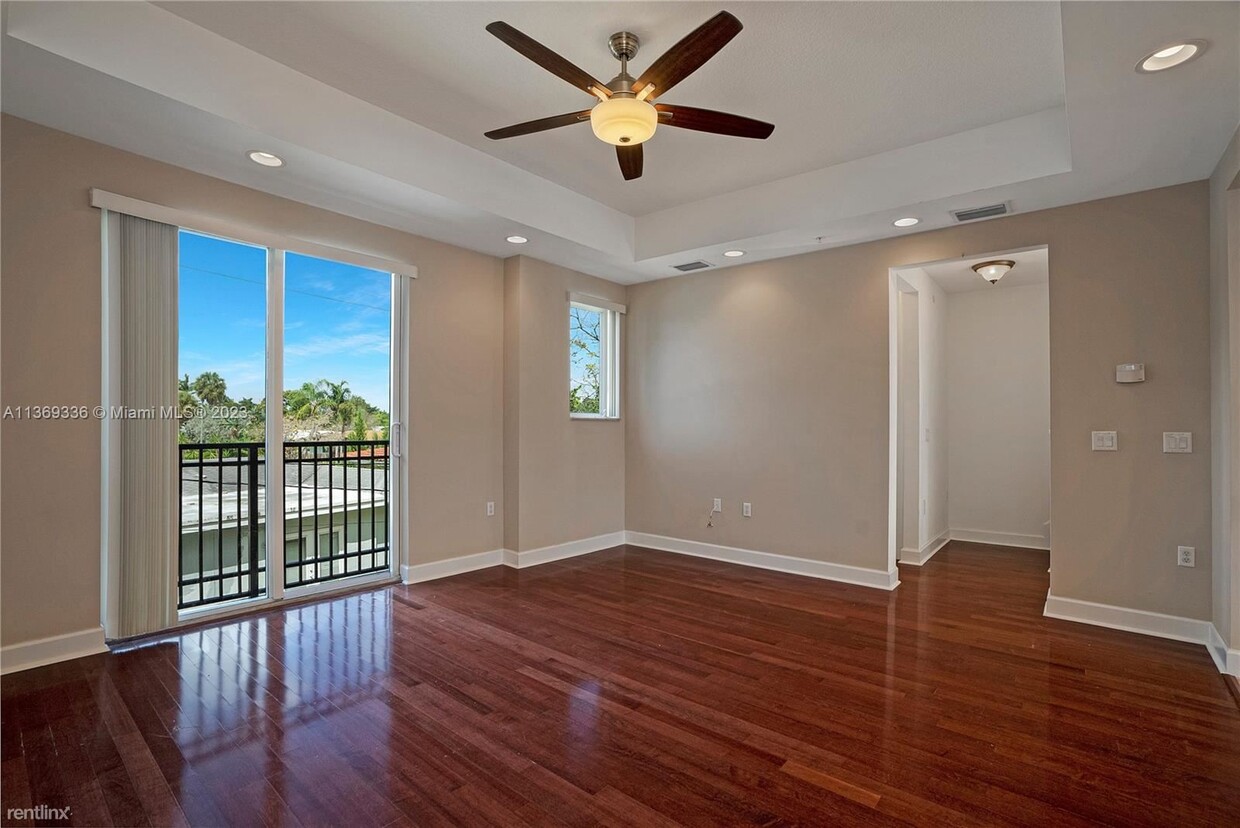 Foto principal - 3 br, 3.5 bath Townhome - 3931 Coral Heigh...