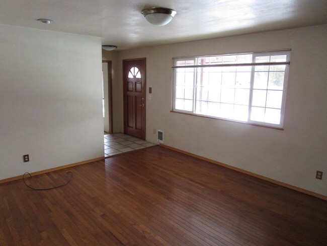 Building Photo - 2 Bedroom, 1 Bathroom House Near Ward Rhod...