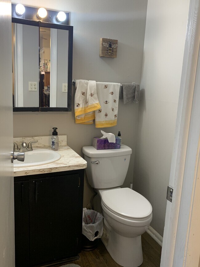 Building Photo - Bluemound Townhomes Unit 12115