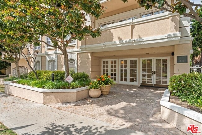Building Photo - 125 S Oakhurst Dr