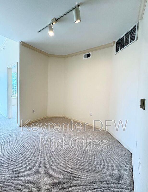 Foto del edificio - 330 E Las Colinas Blvd