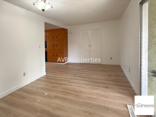 Foto del edificio - Now with central AC; Great single family h...