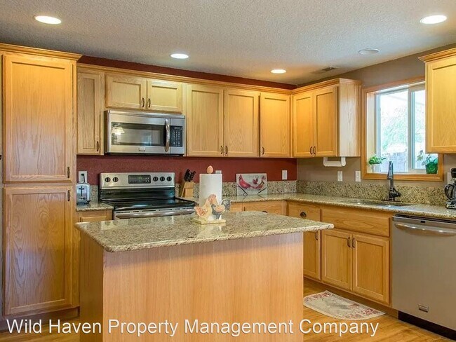 Foto del edificio - 4 br, 2.5 bath House - 371 NW Cypress St