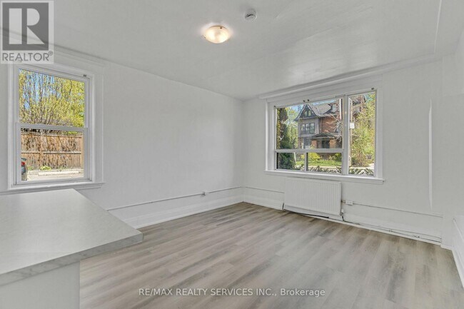 Photo du bâtiment - 104 Sherman Ave S
