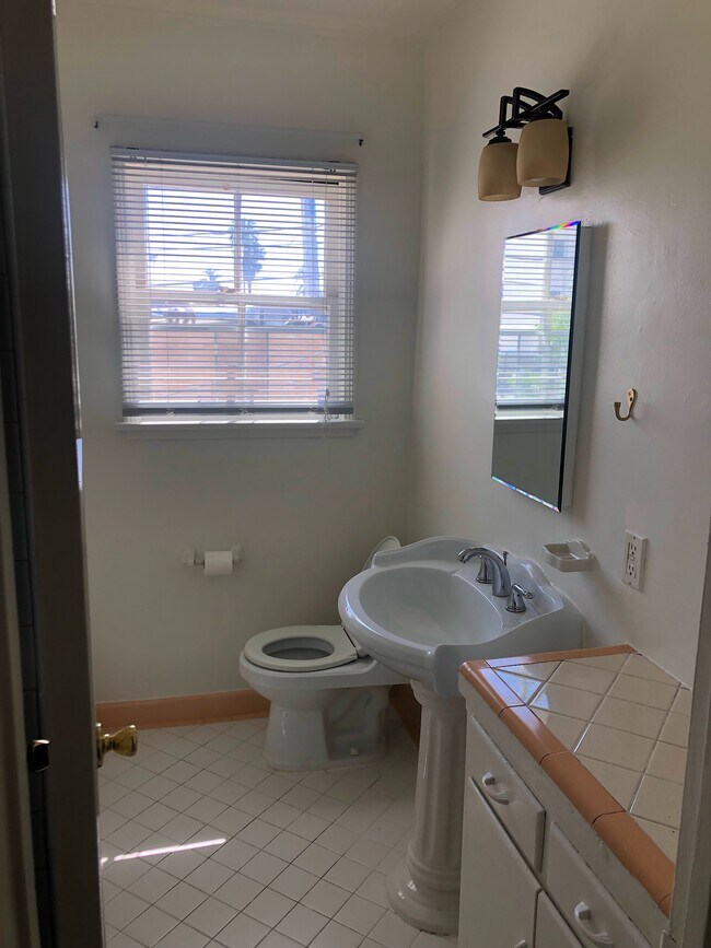 Full Bathroom - 312 N St Andrews Plz