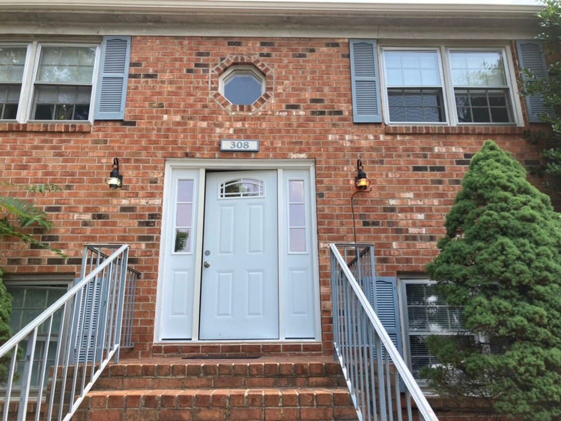 Primary Photo - Updated 2 bedroom, 1 bath apartment with w...