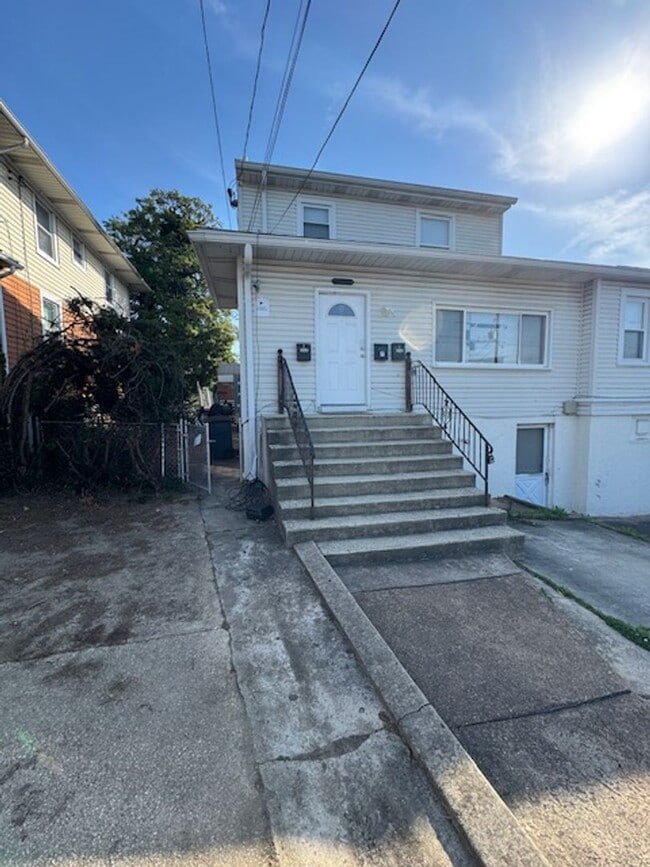 Building Photo - 1332 Stevens Ave