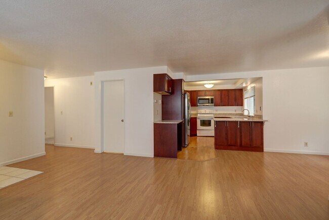 Foto del edificio - Beautiful 2 Bedroom Condo in Great Highlands Neighborhood!!