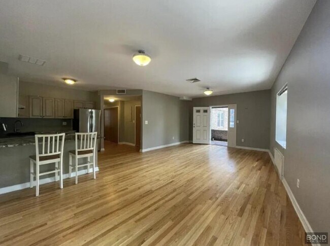 Foto del edificio - 3 bedroom in Queens NY 11418