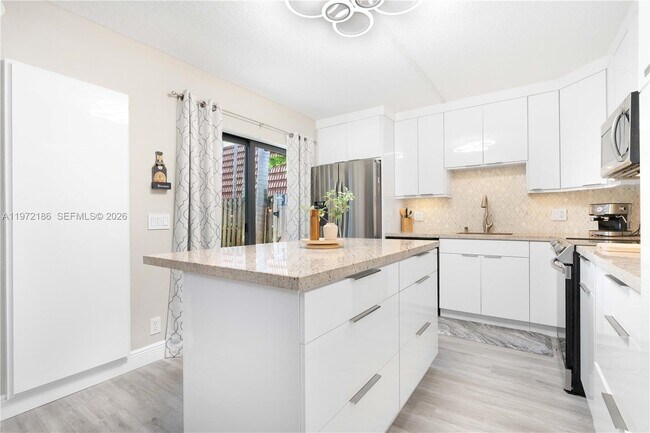 Foto del edificio - 9844 NW 6th Ct