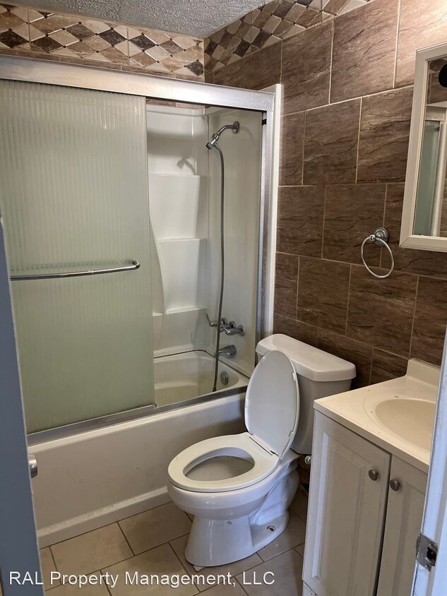 Building Photo - 2 br, 1 bath House - 16100 maple park b5