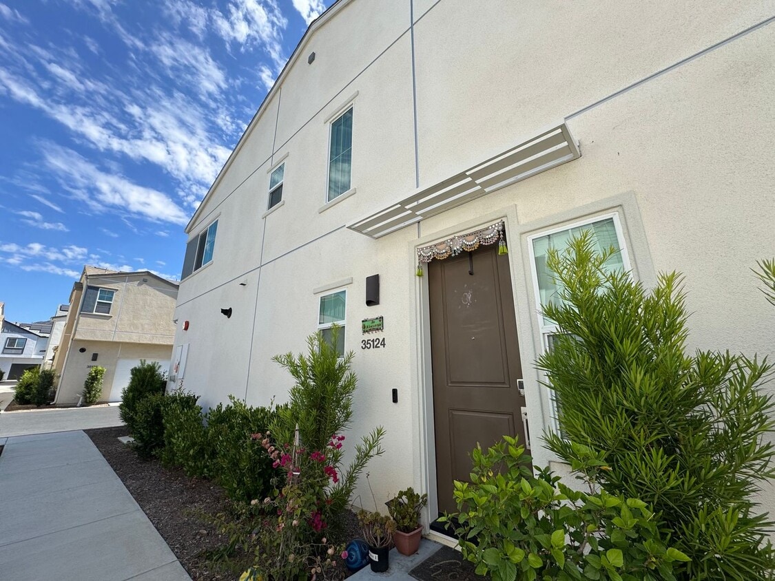 Primary Photo - Gorgeous Citro Townhome for Rent