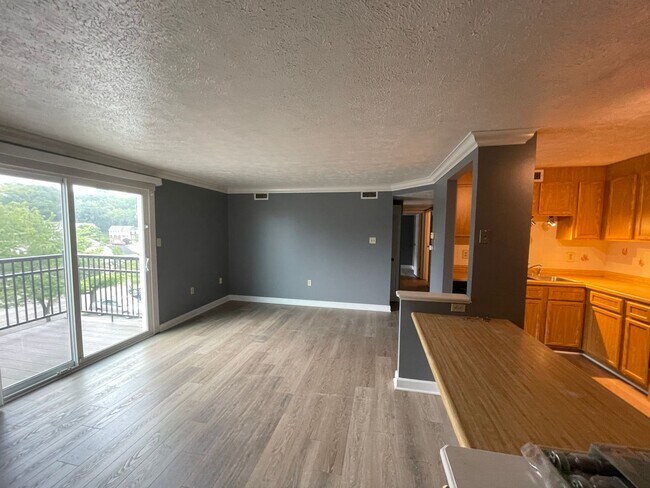 Foto del edificio - Hopewell - 2Br Condo - Independence Square