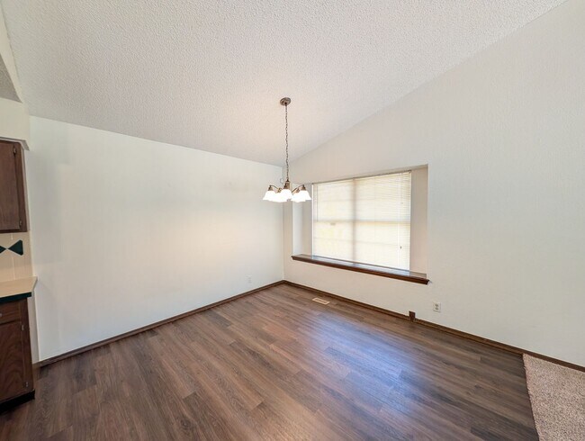 Foto del edificio - 7323 S Canton Ave