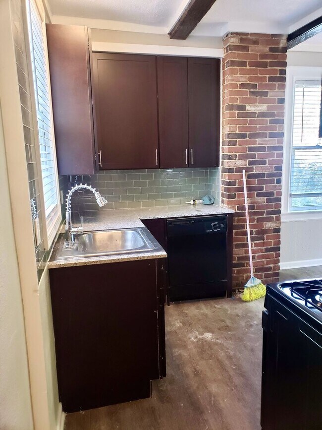 Foto del edificio - *** Bellevue * Lovely & Large 3 Bedroom House * Pet Friendly * Renovated & Spacious * Granite & S...