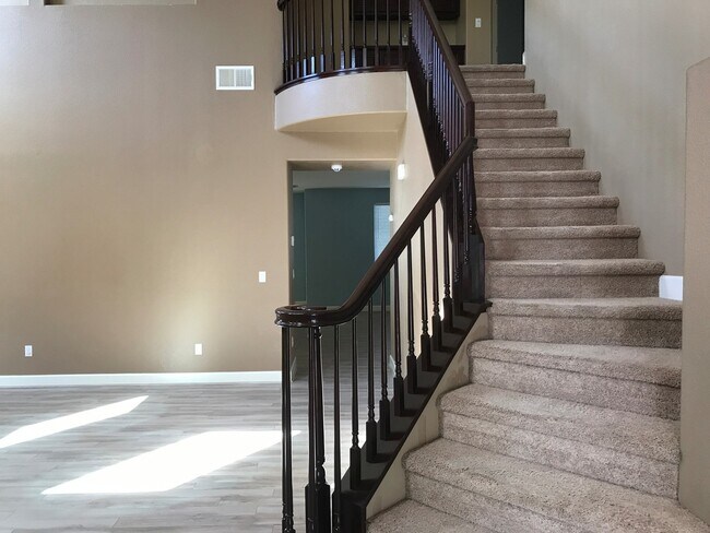 Foto del edificio - Beautiful Plumas Lake Home