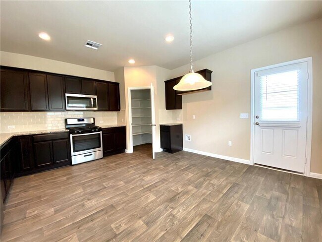 Building Photo - 213 Yoakum St