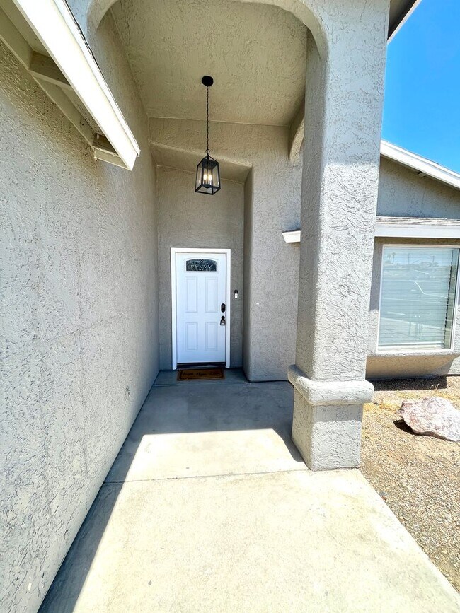 Foto del edificio - Luxurious Fully Furnished 3 Bedroom Home w...