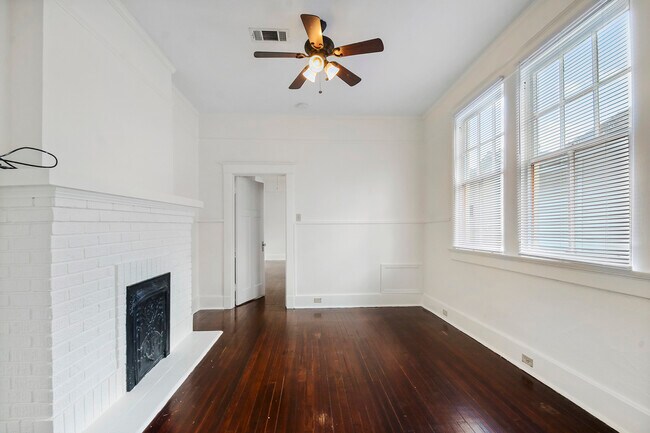 Segunda Habitación con bonita chimenea y ventanas dobles. - 2617 Dante St