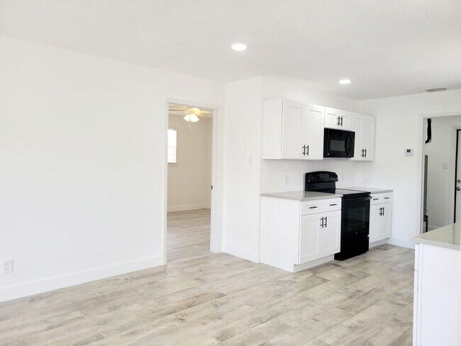 Foto del edificio - 9765/9767 Montana Ct