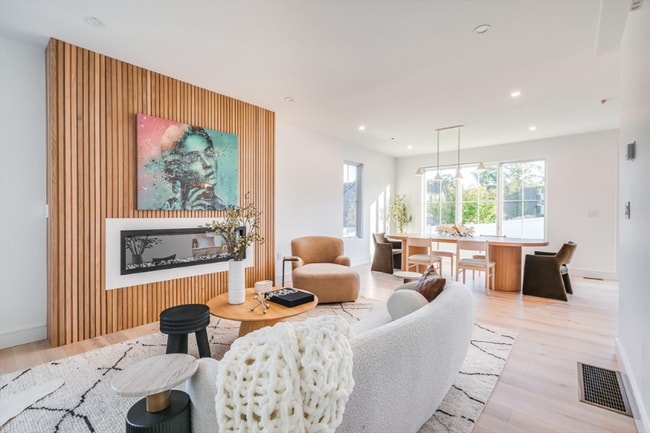 Building Photo - 15-17-17 Jewett Pl