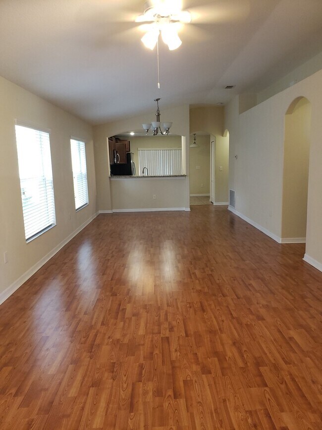 Building Photo - Must see! - 3/2 single family  - Move in r...