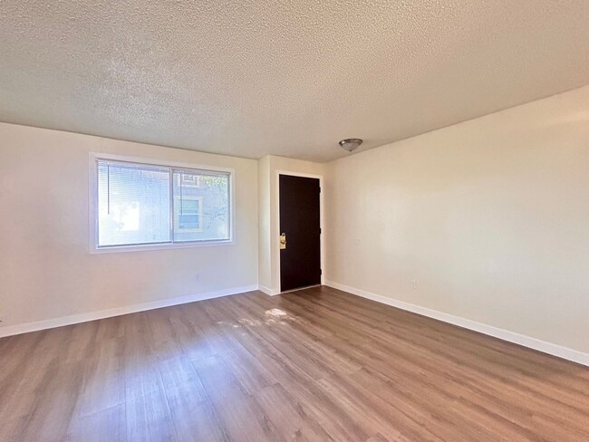 Building Photo - Ground-Level 1 Bedroom with Private Yard, A/C & In-Unit Laundry