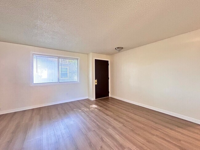 Foto del edificio - Ground-Level 1 Bedroom with Private Yard, A/C & In-Unit Laundry