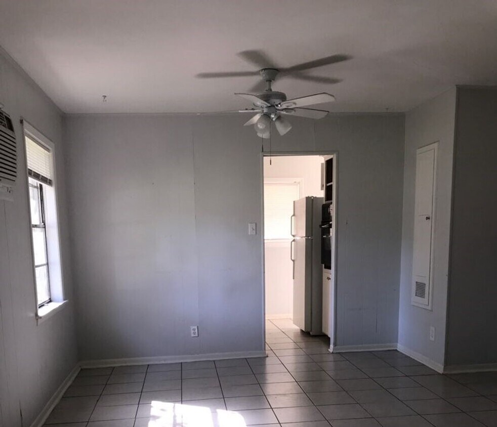 Building Photo - 1127-1127 MacArthur St