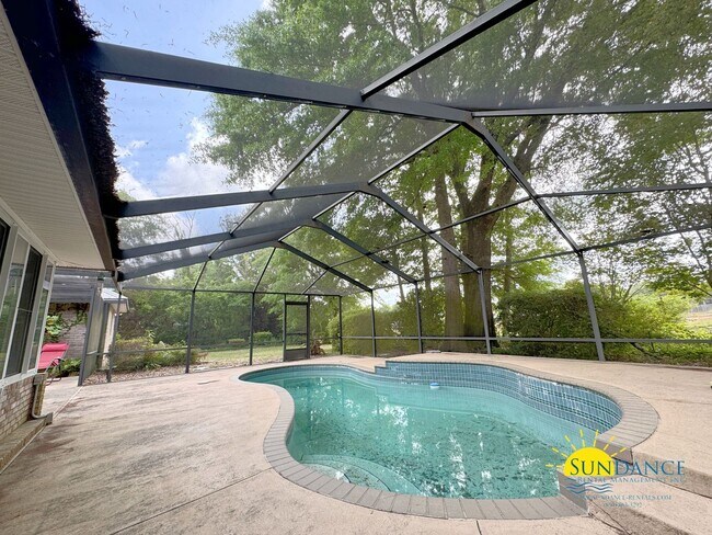 Foto del edificio - South Crestview Home with an Screen Enclos...