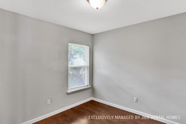 Building Photo - 1271 Mull St
