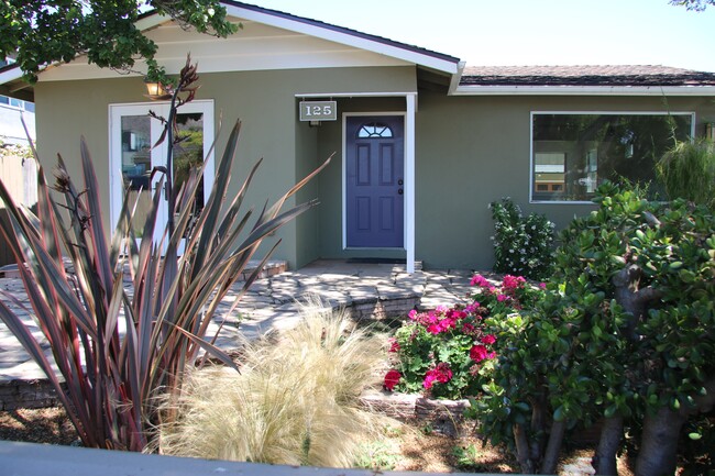 Building Photo - 125 Palomar Ave