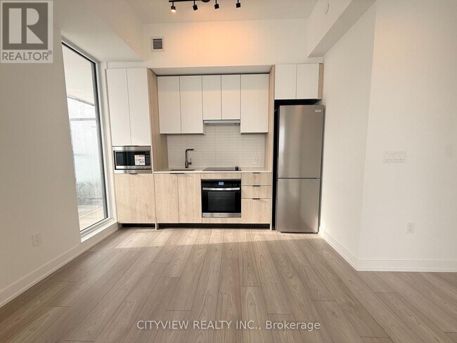 Building Photo - 1007 The Queensway