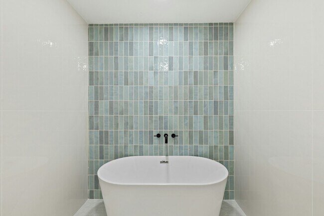 Building Photo - 15655 Regal Hill Cir