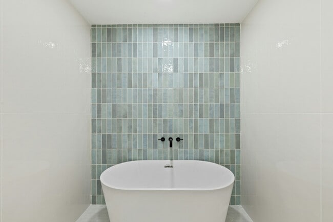 Foto del edificio - 15655 Regal Hill Cir