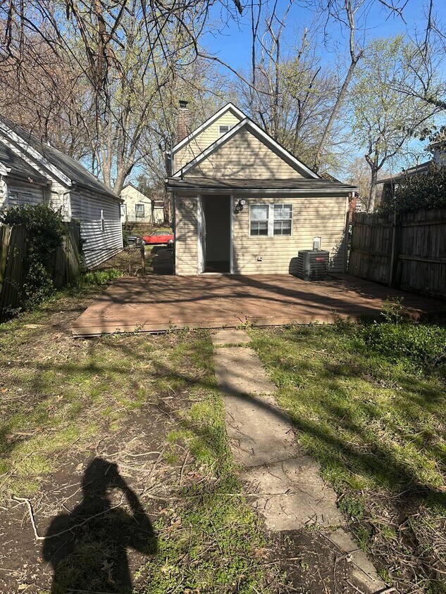 Primary Photo - Cozy 2 bedroom home 2 blocks from Carondel...