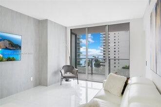 Building Photo - 1300 Brickell Bay Dr
