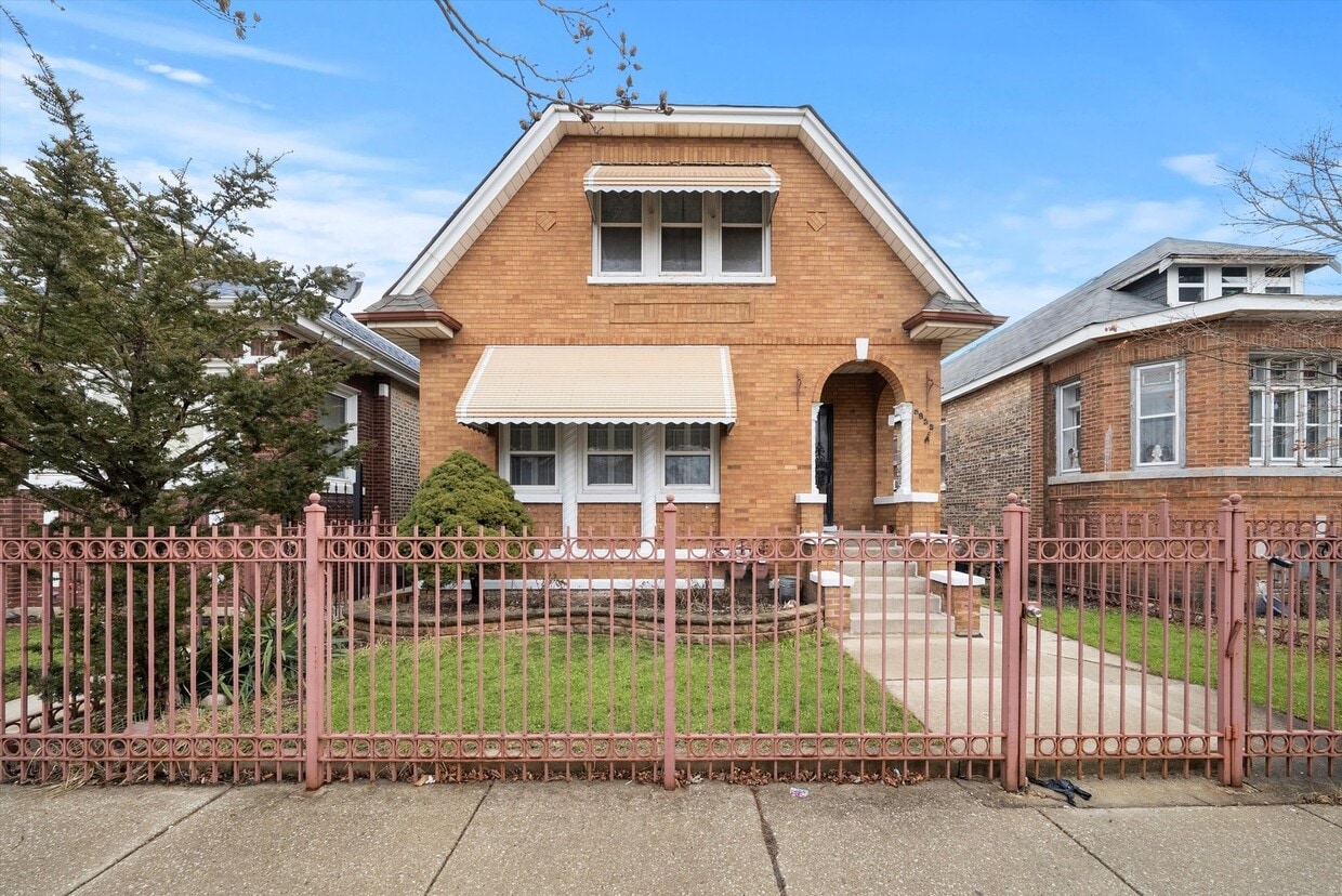 5835 S Albany Ave Unit 2, Chicago, IL 60629 Condo for Rent in Chicago