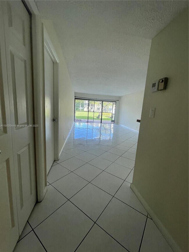 Building Photo - 210 Lakeview Dr