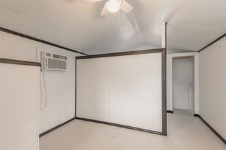 Building Photo - 128 Johnnie St