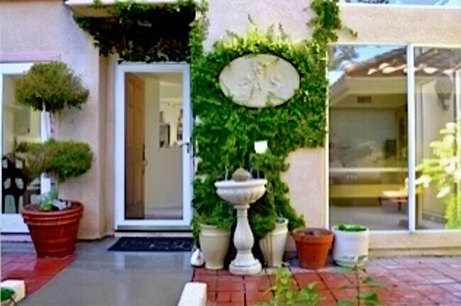 Foto del edificio - Rare Corner Lot Property in a Gated Commun...