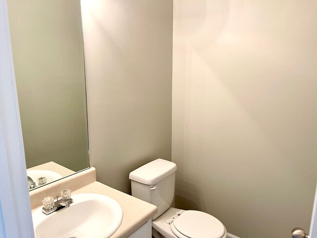 Foto del edificio - Welcome to this charming 2 bedroom, 2.5 ba...