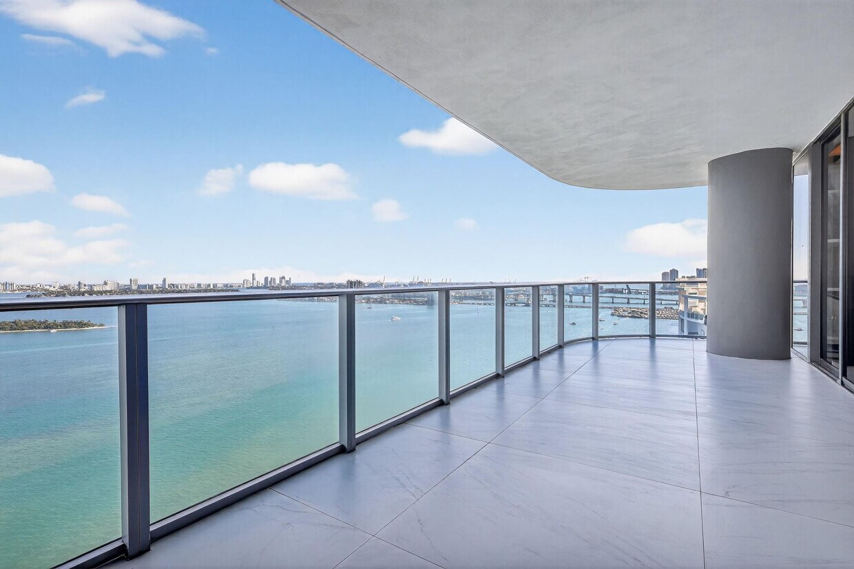 Primary Photo - 700 NE 24th St