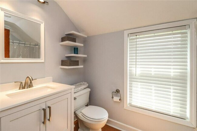 Bathroom (View 1) - 137 Shelbourne Rd