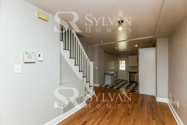 Building Photo - Brick 2 BR, 2 BA Townhome