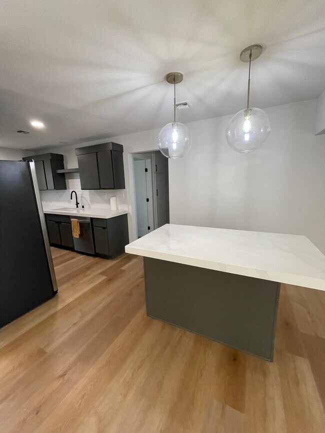 Building Photo - Beautiful Upgraded home and ready to Move ...