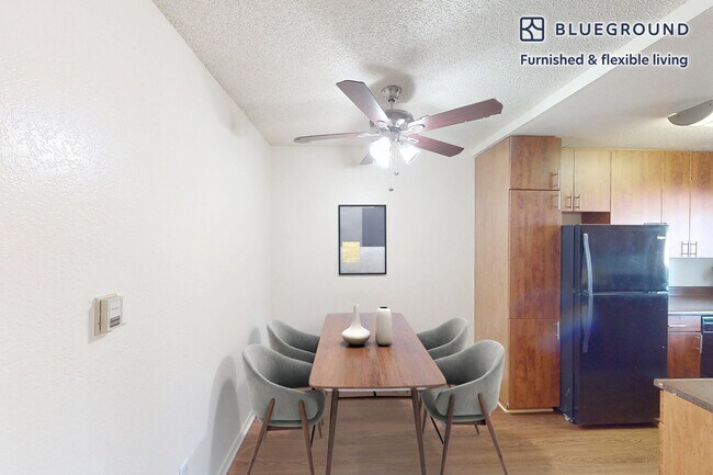 Foto del edificio - 325 S San Dimas Canyon Rd