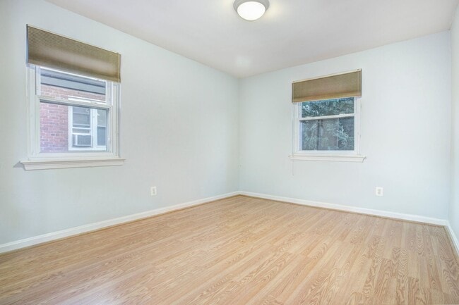Building Photo - Bright 1 Bed/1 Bath in Hill East! Parking + Storage Included