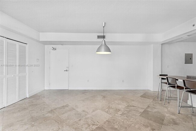 Building Photo - 7501 E Treasure Dr